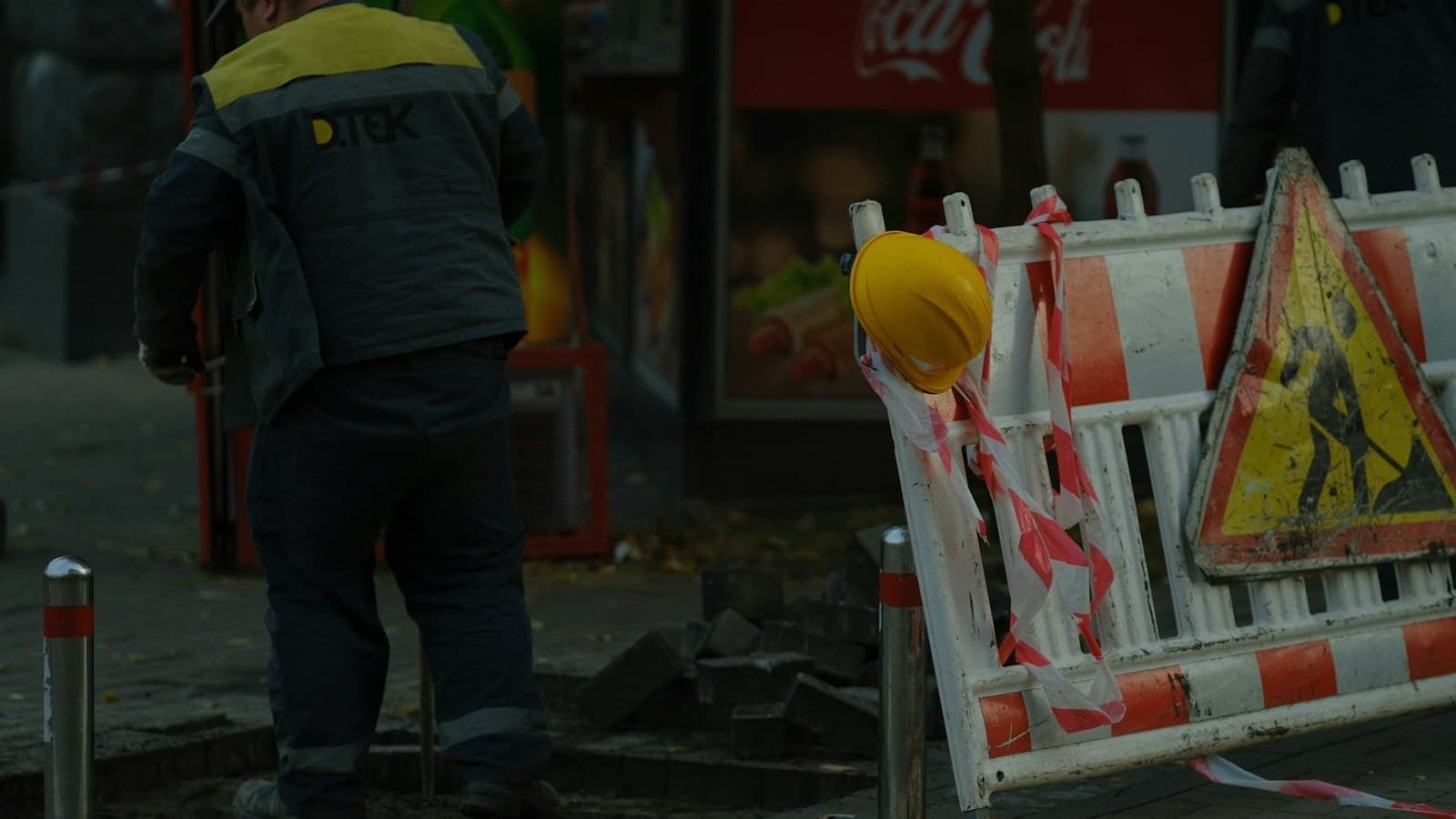 Professionellt avspärrad vägarbetsplats i stadsmiljö