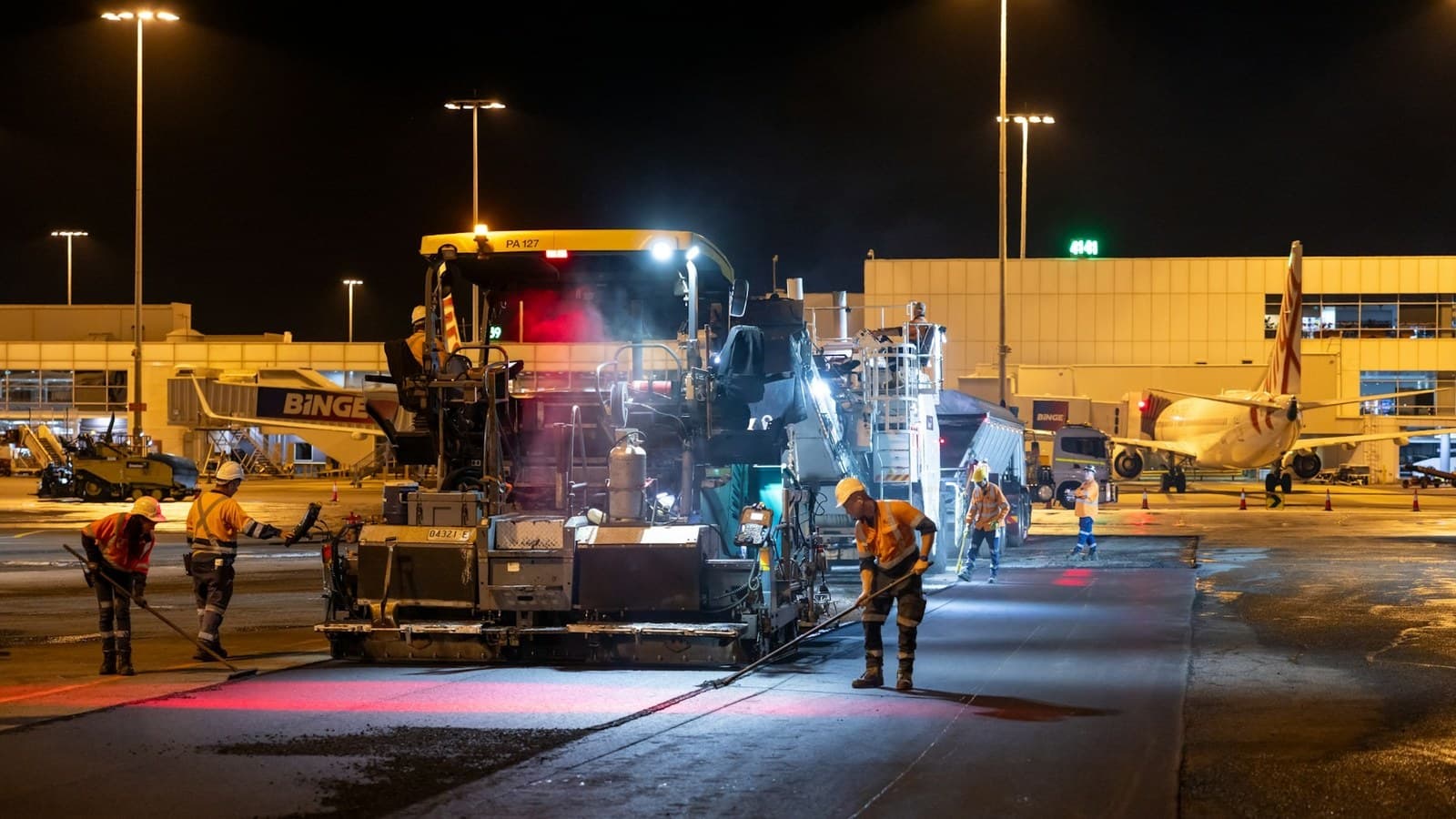 Skydds- och arbetsfordon vid vägarbete under mörker