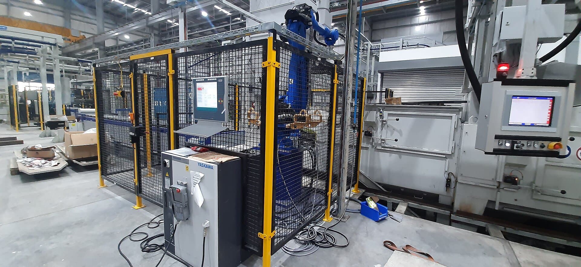 Robotcell med skyddsstaket och manöverpanel
